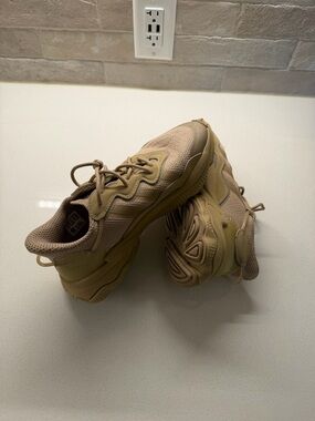 Adidas Ozweego Sneakers Beige/Tan Men’s 7 Women’s 8 Chunky